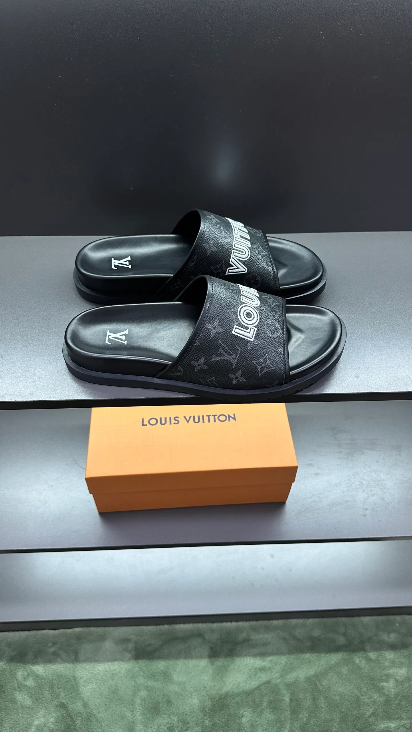 [L Home] P: 300💰Size: 38-45 Top purchasing lv men's summer slippers, classic presbyopia with soft real leather lining, unique color splicing effect, distinctive personality, fashionable and trendy essential style, light and comfortable. Lightweight and tough rubber insole, micro ridged foam outsole, super comfortable!